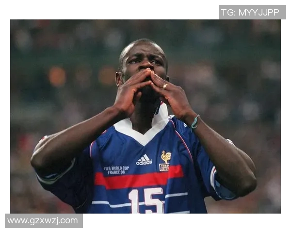 伤感足球巨星孤独身影背后未曾诉说的荣耀与泪水故事