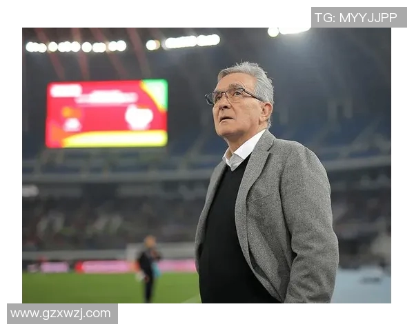 足球球星弹钢琴展现多才多艺虎扑回放精彩瞬间引发球迷热议